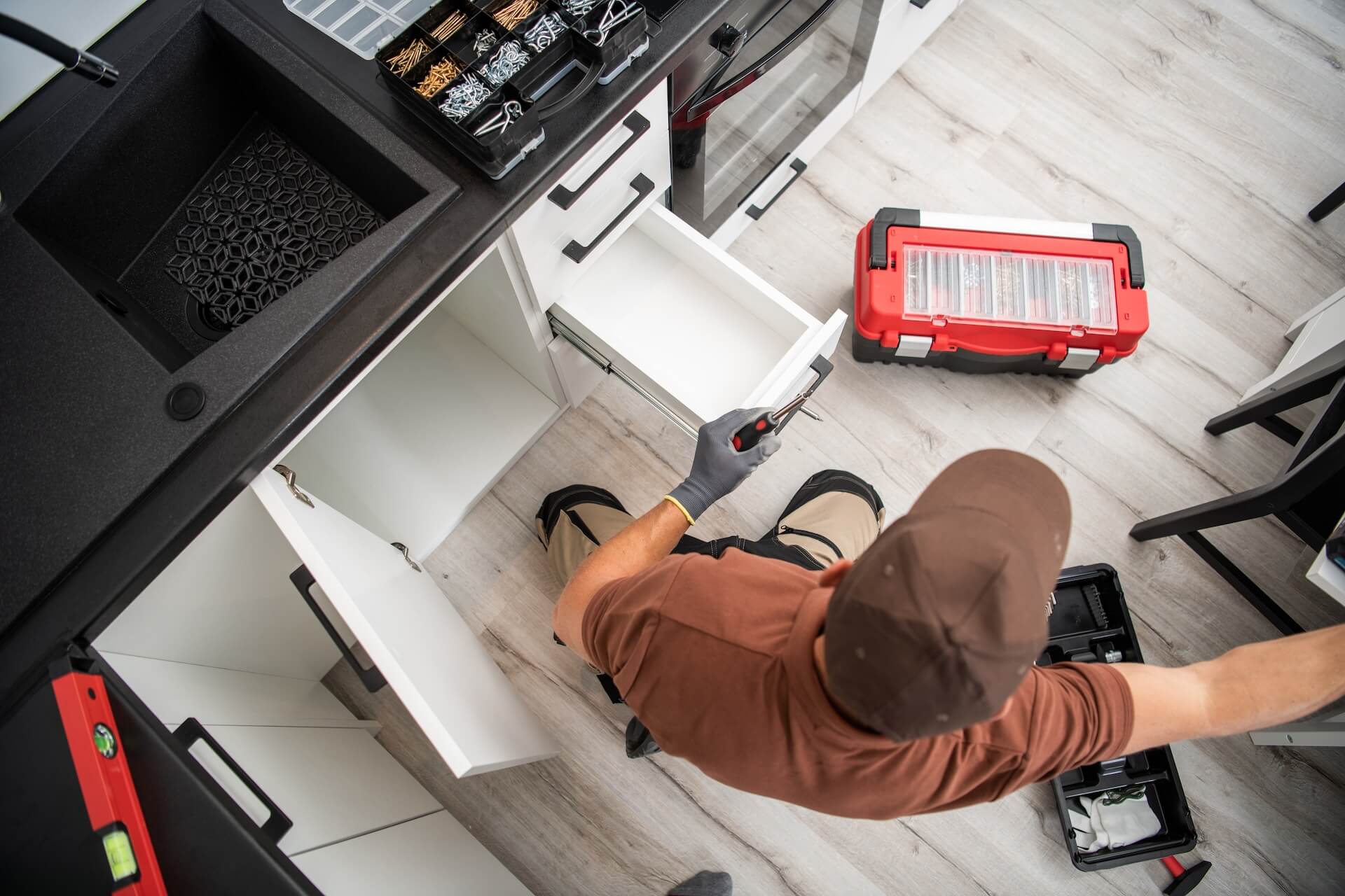 Renovering av kök i Åtvidaberg inkluderar små lådor vid vasken